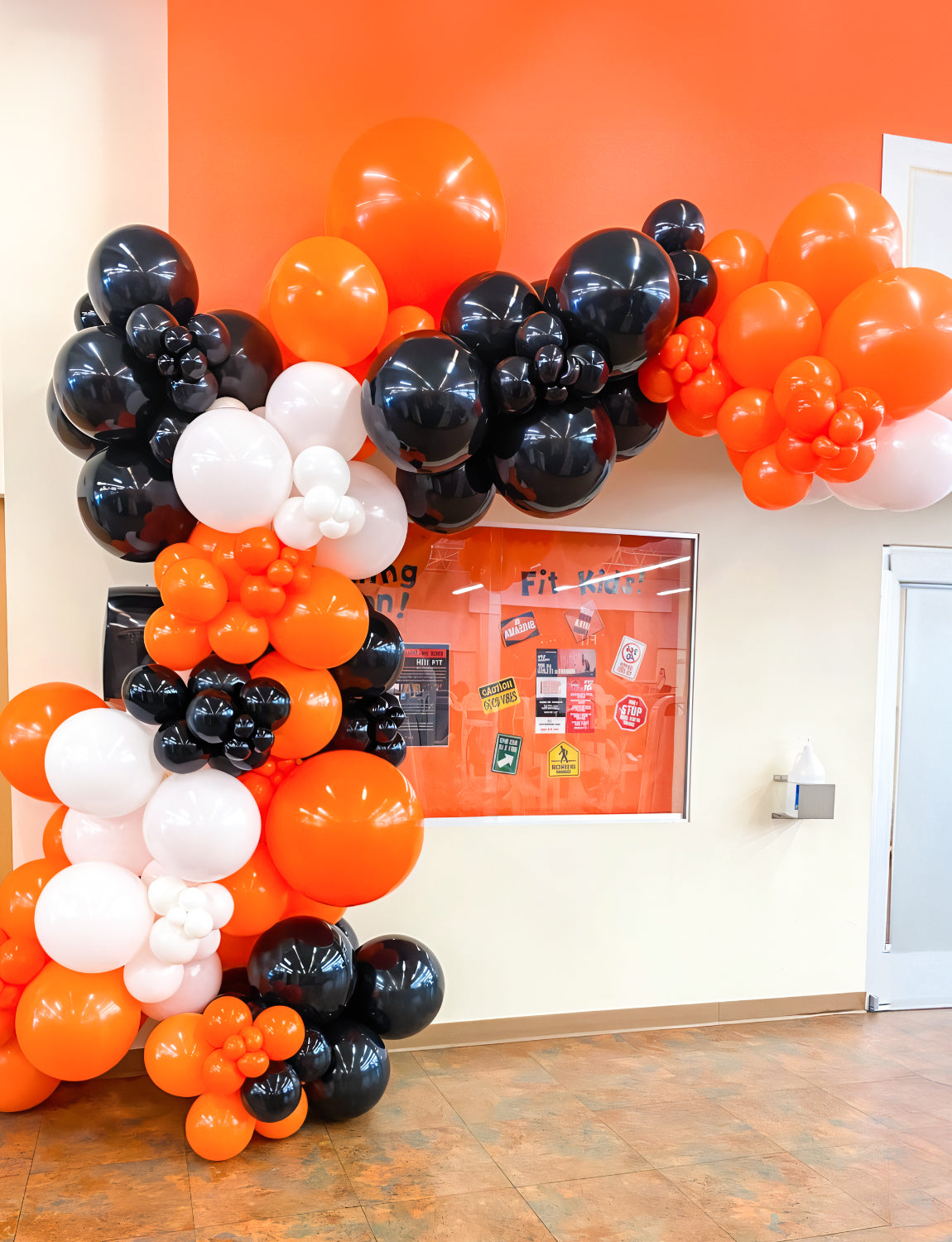Haolongfa Orange and Black White Gold Balloons Garland Arch Kit,134pcs Halloween Orange and Black Balloons Different Sizes 18/12/5 Inch,Halloween Balloons for Halloween,Birthday,Party Decorations