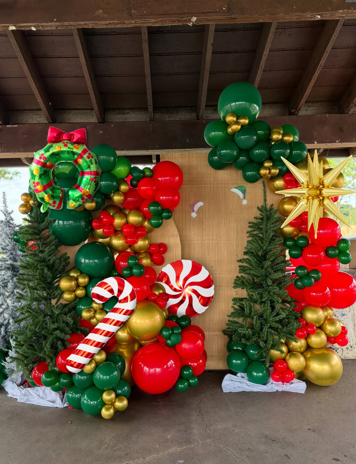 Christmas Balloon Garland Arch Kit, 132PCS Red Green Gold Xmas Balloons with Candy Cane, Wreath, Star, Merry Christmas Foil Balloons for Xmas Decor, Holiday Party Supplies Indoor Outdoor